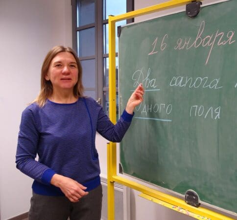 Alena, Biélorusse, a des attaches en Ukraine et vit très mal le conflit armé entre la Russie et l'Ukraine, qu'elle aime pareillement(en photo Aléna donne des cours de russe).