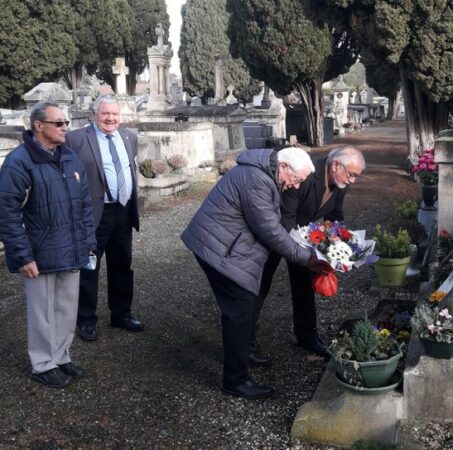 Dépôt de gerbes au cimetière sur les tombes des soldats