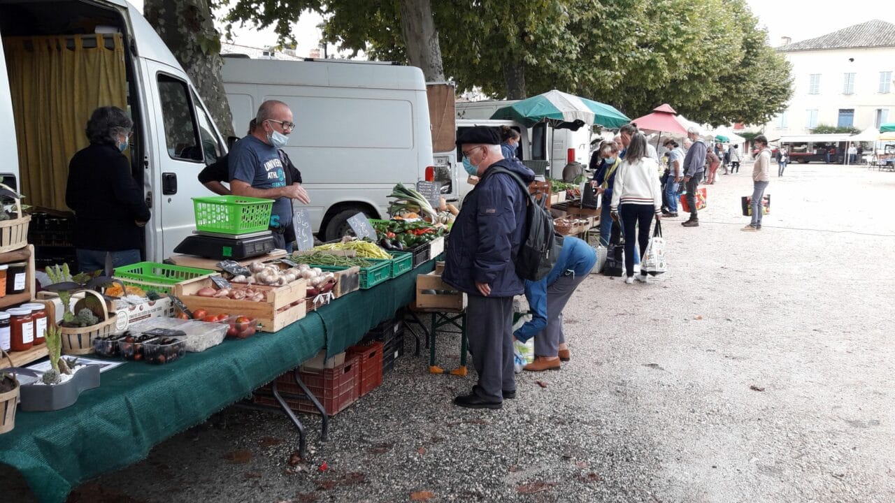 Les commerçants utilisant l'espace public seront exonérés de taxe à Aurignac (ici le marché).