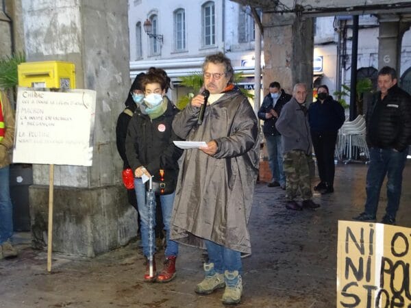Lors du rassemblement pour la paix à St Gaudens le 2 mars, les prises de paroles se sont succédé (ici Les Insoumis).