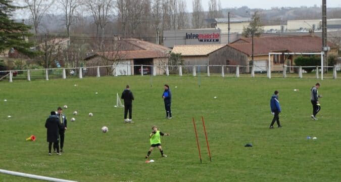 Séance pratique avec les U13 pour les jeunes coachs en formation à l'Ecole de foot Save Gesse, samedi 5 mars.