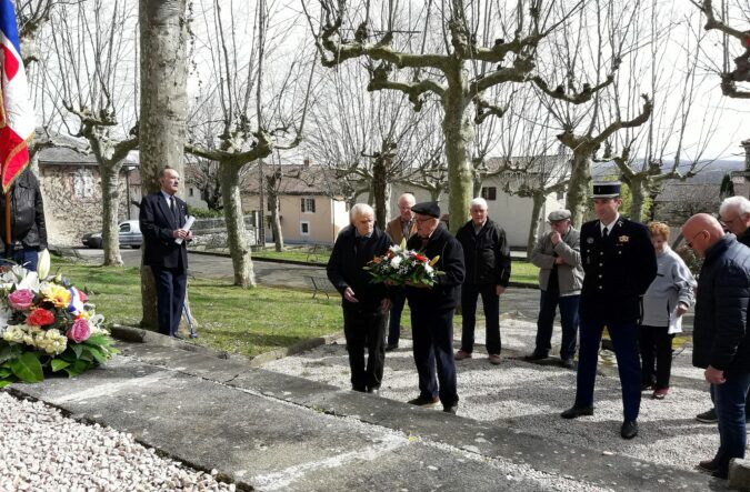 Une cérémonie empreinte de solennité et d'émotion, pour le 60ème anniversaire du cessez-le-feu en Algérie (à g Christian Bataille président de la FNACA).