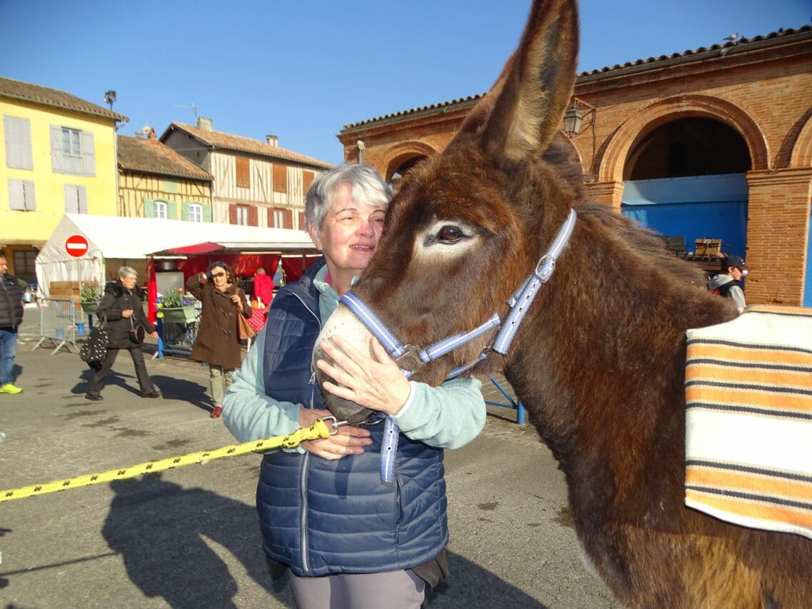 Catherine et Marquise, l'ânesse qu'elle a sauvé de l'abattoir, de leur histoire d'amour est née Marquise and Co, ferme d'animations autour des ânes à Anan (photo à la foire de L'Isle en Dodon).