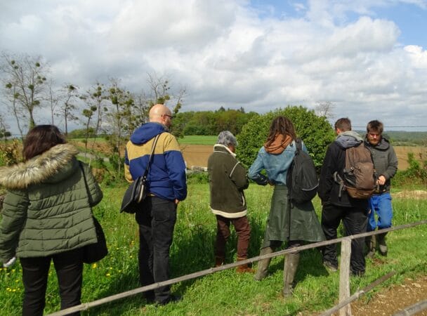 Dans la prairie de la Maison de la Nature et de l'Environnement, les participants à la journée troc ont découvert les plantes bio indicatrices locales