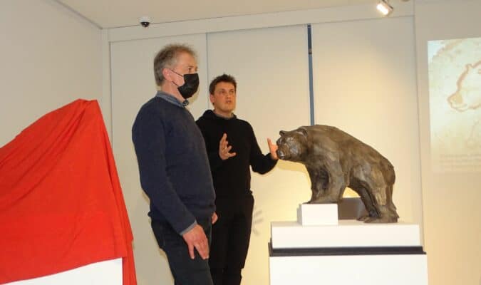 Le sculpteur Nicolas Sudres, ici avec le paléontologue Sylvain Duffaud, lors de la restitution des oeuvres au Musée de l'Aurignacien.