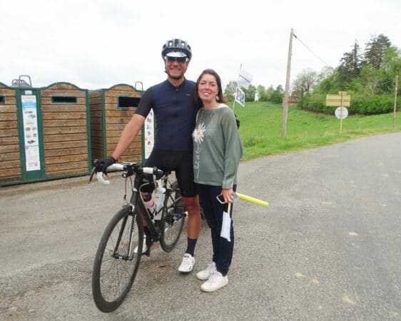 Les retrouvailles d'Anthony et de Fanny son épouse, à l'arrivée à Escanecrabe, vendredi 29 avril, dernière étape de son généreux challenge à vélo de 1600 km.