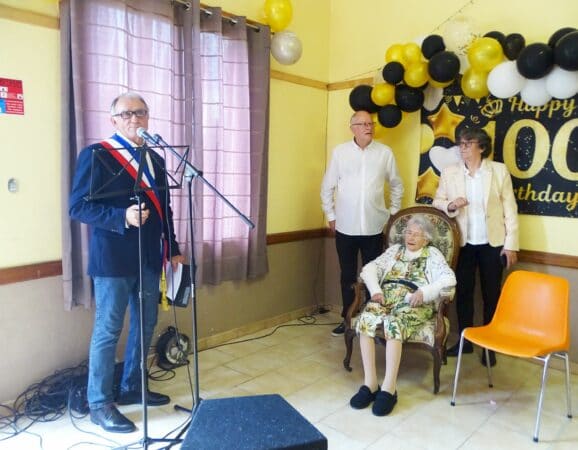 Geneviève Chinchole avec son fils Michel et sa fille Marie-Laure pour son centième anniversaire à Charlas vendredi 27 mai, pendant le discours du maire Jean-Pierre Duclos.