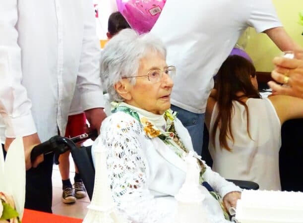 Geneviève Chinchole, heureuse et émue de l'hommage que lui ont décerné sa famille et la municipalité pour son centième anniversaire, à Charlas le 27 mai.