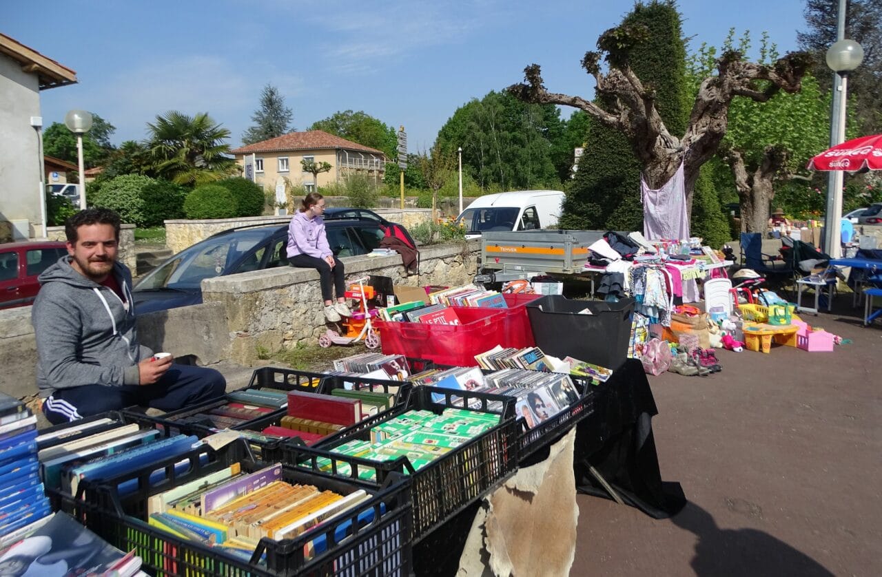 L'Association sportive Montmaurinoise a organisé samedi 7 mai un vide-greniers qui a connu un beau succès, sous le soleil printanier revenu.