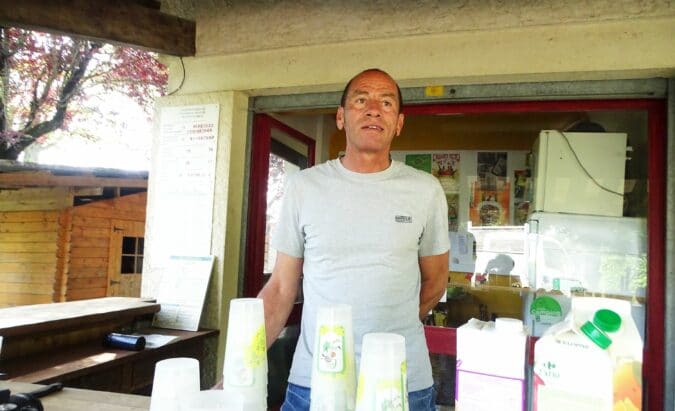 La journée citoyenne à Aurignac a permis une mise en beauté du camping municipal samedi 14 mai (en photo le gérant Fabrice Ramalingom).