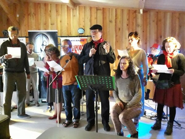 L'atelier d'Espagnol de la Cafetière a interprété dans la langue de Cervantès une chanson de Brassens, avec le groupe Befana, en concert à la Glissade le 26 mai.