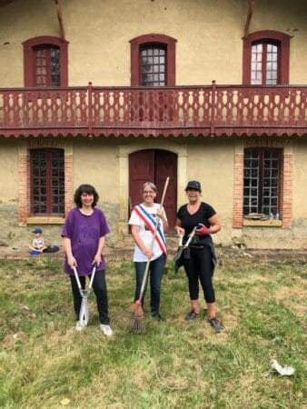 Les présidentes de l'asso Développement du village et du château, Patricia Roudeau et Sandrine Bajon, entourent la maire Christine Huppert, venue aider à défricher le château samedi 21 mai, lors de la journée citoyenne..