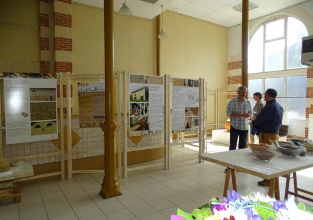 L'exposition Architecture terre crue à Castelnau Magnoac sur le patrimoine bâti du territoire.