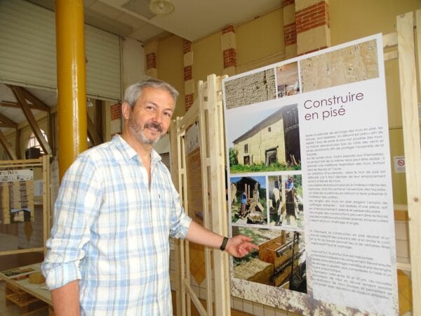 Vincent Dedieu, directeur du CAUE 65, pendant l'exposition Architecture de terre crue, à Castelnau Magnoac.