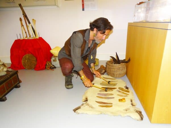 Maxence des Oiseaux en concert au Musée archéologique de Montmaurin, et ses instruments archaïques, flûtes, lithophone, et bien d'autres.