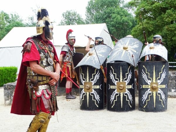 10è Journées gallo romaines à la Villa antique de Montmaurin les 4, 5 et 6 juin 2022 (la manoeuvre de la tortue).