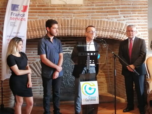 Carmen, Mike, Stéphan Precigout de la Mission Locale et Jean-Luc Rivière (maire de Cazères)