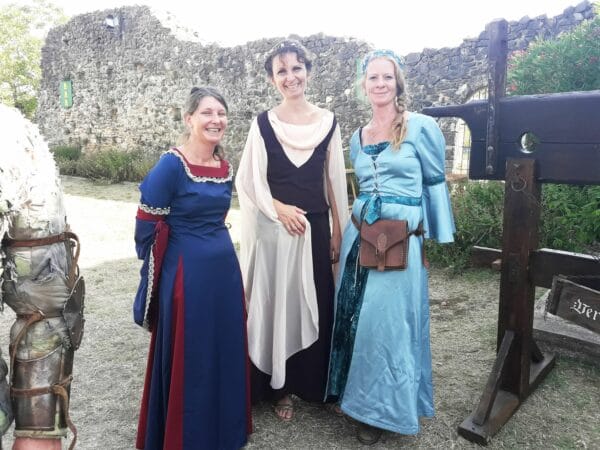 La vie martiale des chevaliers et hommes d'armes au Moyen âge pour un week-end à Aurignac lors des Médiévales au château comtal, les 16 et 17 juillet (La gente dame Magalie et ses damoiselles).