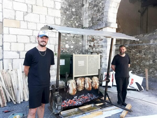 Des jambons rôtis à la broche, préparés par les chefs de l'Auberge Alanaise, lors du rassemblement de vieilles voitures le 10 juillet.