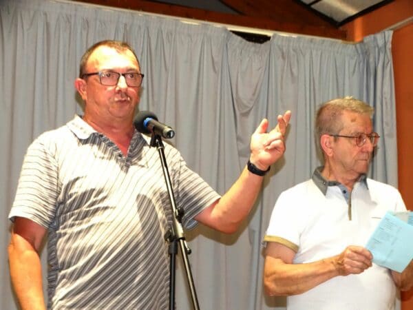 Le maire Thierry Toubert et le président du Syndicat d'initiatives Pierre Dumail ont donné le coup d'envoi de l'exposition estivale de peintures.