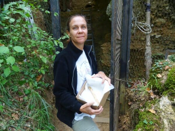 Amélie Vialet, paléoanthropologue, présente l'humérus humain découvert cet été dans la grotte de Coupe-Gorge à Montmaurin, lors de la 3ème phase de fouilles du programme qu'elle dirige.