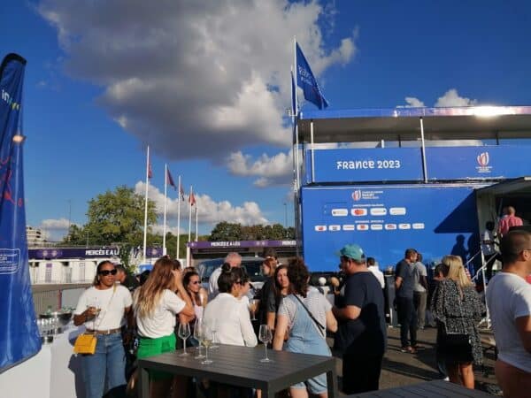 Beaucoup de monde pour admirer le trophée