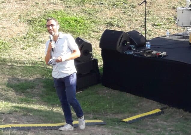 Loïc Gojard, conseiller départemental de Cazères, a présenté le trio Mama Godillot pour le concert des 31 notes d'été, à Aurignac le 26 août.
