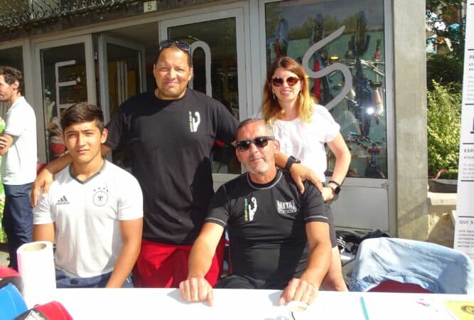 Un club sérieux et sympa, des coachs diplômé, une bonne ambiance, Au Ring Niaque c'est le club de boxe anglaise qu'il vous faut !