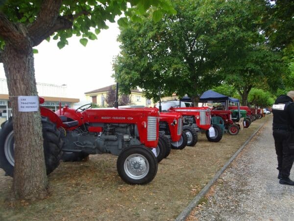 Les tracteurs de la famille Lanastèze exposés lors des Journées du Boulonnais les 17 et 18 septembre 22.