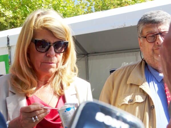 Dominique Faure, Secrétaire d'Etat à la ruralité, déguste les bons yaourts fabriqués à la ferme de Borde Basse, qui fait partie avec le lycée professionnel et le CFA, du pôle d'enseignement agricole à Saint-Gaudens.