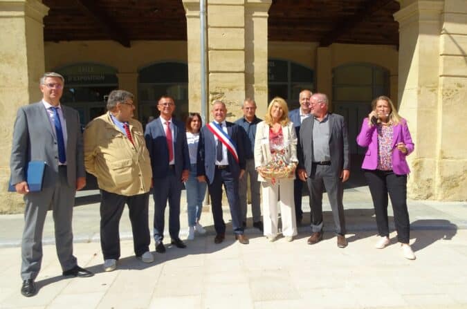 Madame Dominique Faure, Secrétaire d'Etat à la ruralité, en visite aux Journées du Boulonnais. Au centre d'un aréopage de personnalités devant la mairie de Boulogne-sur-Gesse, samedi 17 septembre.