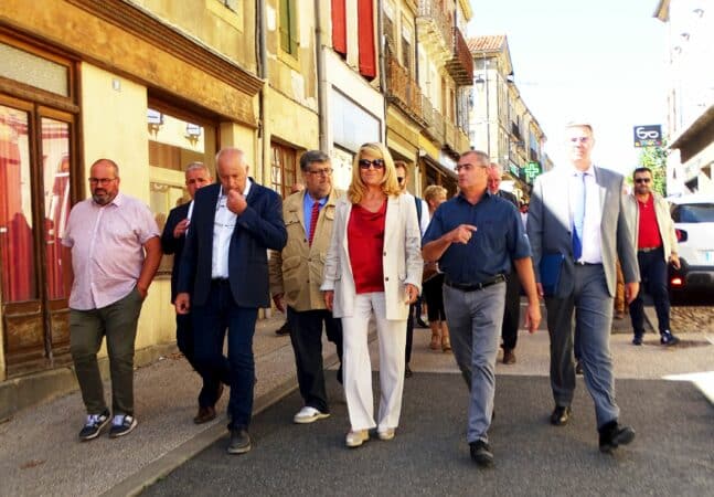 Le président des Journées du Boulonnais, Dominique Lacaze, commente la visite pour Mme Faure, Secrétaire d'Etat à la ruralité.