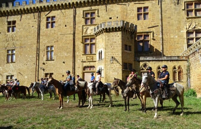 42 cavaliers ont fait halte au château de Saint-Blancard samedi 17 septembre 22.