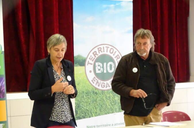 Christine Huppert, maire de Saint-Blancard, et Philippe Kintz d'Interbio Occitanie, lors de la remise du label Territoire Bio engagé, le 29 septembre 22.