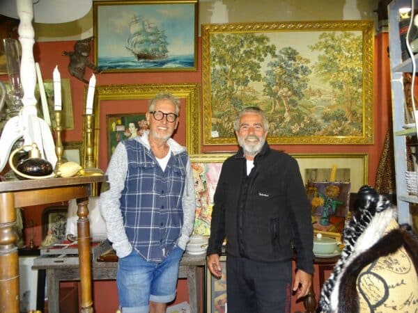 Mike et René ont fondé la brocante Mr Styling, à Castelnau Magnoac, un endroit unique où foisonnent les bonnes affaires chic.