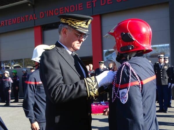 Médaillé et décoré des galons de commandant honoraire, le capitaine Philippe Navarre a passé le commandement du centre d'incendie et de secours de Boulogne (ici le sous-préfet J.P Dargent).