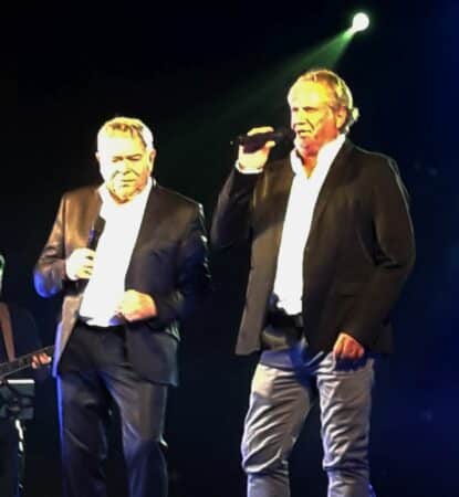 Jean-Pierre Virgil, au cours de son spectacle hommage à Sardou, a chanté un duo avec Bernard Egéa, personnalité bien connue de la région.