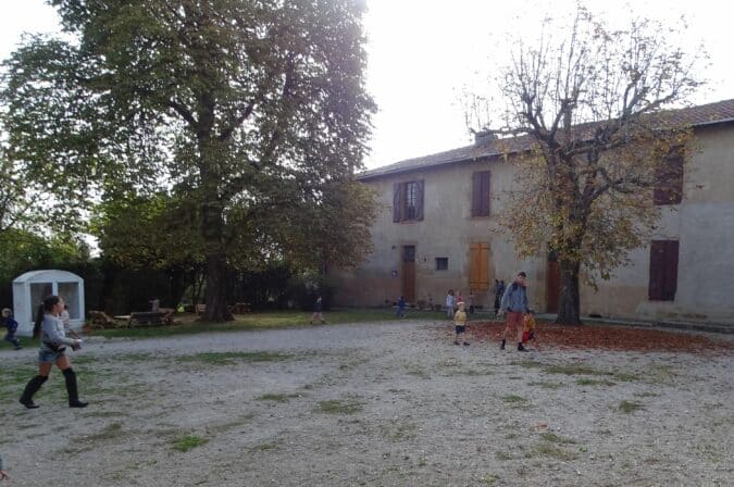 L'école alternative l'Elan Vert a ouvert ses portes en septembre à Boulogne. Elle loue deux salles au prieuré, au sein du village.