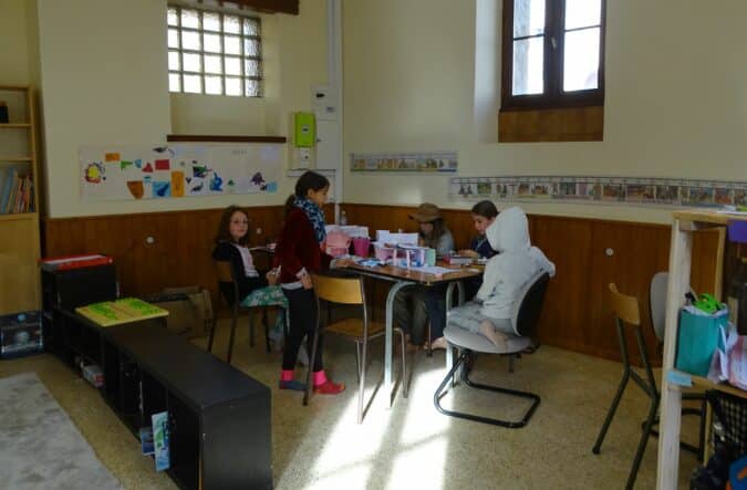 L'école alternative l'Elan Vert a ouvert ses portes en septembre à Boulogne. La salle principale est divisée en plusieurs îlots pédagogiques.