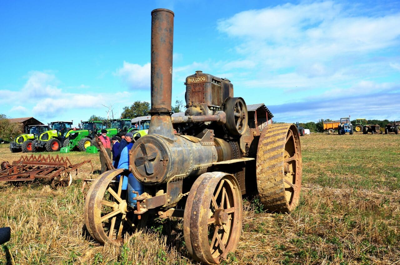 La fête des labours et semailles de Villefranche d'Astarac (32) a rassemblé des tracteurs anciens (ici un Bulldog à roues de fer, du début du 20è siècle).og