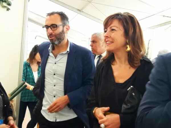 Carole Delga a inauguré le Salon des Arts et du Feu de Martres, avec le maire Loïc Gojard, rappelant le soutien de la Région à cette filière économique de tradition.