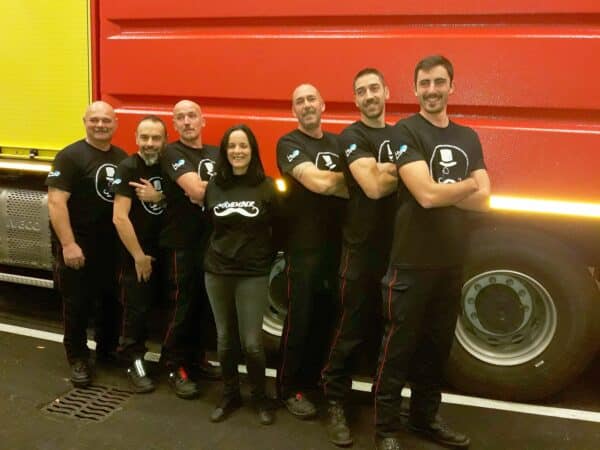 Les pompiers de Boulogne ont laissé pousser leur moustache et arborent le Tshirt Movember créé par Marion (au centre) de l'Atelier Flex, un beau geste solidaire.