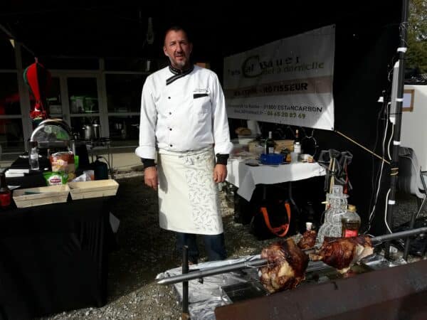 Le traiteur saint-gaudinois Pascal Bauer a préparé des cuissots de porc rôtis au marché de noël de Saint Marcet ce week-end.