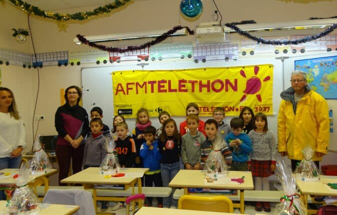Les élèves de l'école de Larroque posent aux côtés de leur directrice Nathalie Séguy, de l'AVS Laurine, et de Gérard Patry coordonnateur Téléthon sur le Boulonnais, pour la remise du chèque de 191€.