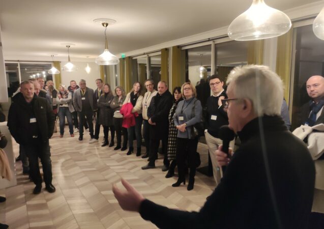 Moment d'échange à l'Hôtel du Lac