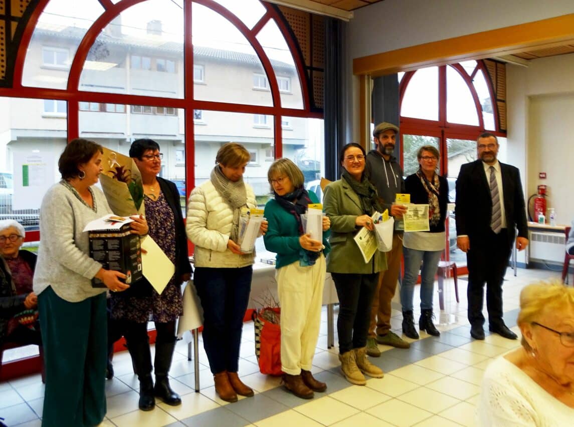 Les gagnants présents à la cérémonie des voeux du maire d'Aurignac ont reçu les prix du concours des Maisons fleuries.