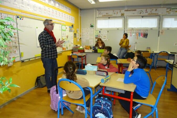 Rémi Courgeon, auteur d'album pour la jeunesse, devant les élèves conquis du RPI de Ciadoux.