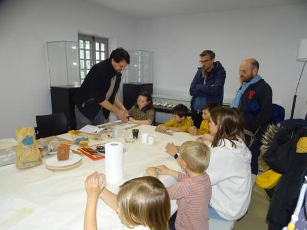 Les enfants ont beaucoup apprécié l'atelier céramique au musée archéologique de Montmaurin avec Mathieu Soudais.
