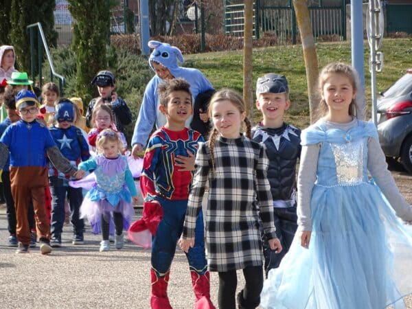Les enfants de l'ALAE prêts à jouer pour Carnaval avec les aînés de l'Ehpad de Boulogne.ulogne.
