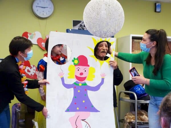 Le jeu de la photographie marrante pour le carnaval des enfants de l'ALAE et les aînés de l'Ehpad.